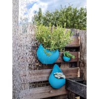 An Der Wand Montierter Teardrop-Pflanzer Für Den Außenbereich, Modernes Design-Wanddekor, Leichter Pflanzentopf Garten An Der Wand Montierter Teardrop-Pflanzer Für Den Außenbereich, Modernes Design-Wanddekor, Leichter Pflanzentopf Garten von MundiDesignLab