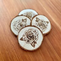 Rose Gravierte Holzscheibe Untersetzer Set von MunsellMade