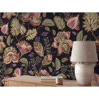 Vintage Stil Floral Illustration Mit Dunklem Hintergrund Tapete, Traditionelle Florale 60Er 70Er Jahre Retro Tapete von MuraliumWallpapers