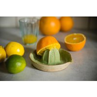 Hellgrüne Zitruspresse Aus Keramik Handgemachte Zitronen-, Orangen-, Limettenpresse Hellgrüne Zitruspresse Aus Keramik Handgemachte Zitronen-, Orangen-, Limettenpresse von Murdeko
