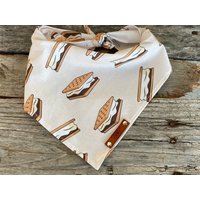 Bandana Hund, Smores, Traditionelle Krawatte, Personalisiertes Leder Namensschild Bandana, Tierzubehör, Hundebandana, Geschenke Für Camp-Liebhaber von MurphyandMax