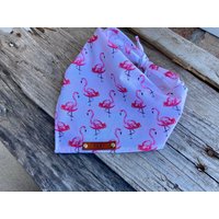 Hunde Bandana Über Dem Halsband, Flamingos, Bandana, Traditionelle Krawatte, Personalisiertes Leder Namensschild, Schal, Tierzubehör von MurphyandMax