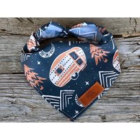 Hunde Bandanas, Camping Bandana Traditionelle Krawatte Personalisierte Leder Namensschild Hundebandana Über Halsband, Tierzubehör von MurphyandMax