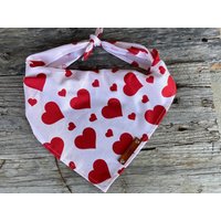 Hundehalstuch, Rote Herzen Traditionelle Krawatte, Personalisiertes Leder Namensschild Bandana, Schal, Tierzubehör, Hundehalstuch von MurphyandMax