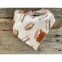 S'mores Personalisiertes Haustier Hund Bandana, Marshmallow Krawatte, Traditionelle Krawatte Personalisierte Namen Tag Zubehör, Hunde Bandana von MurphyandMax