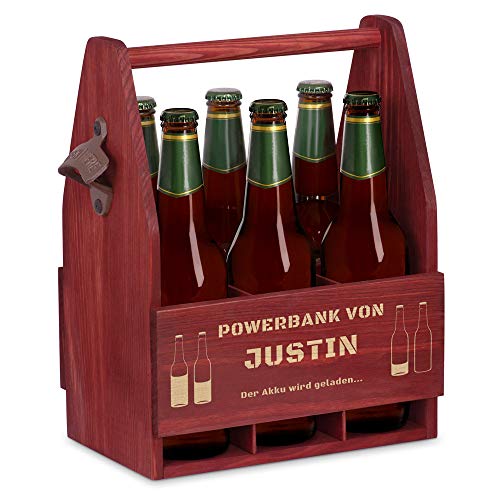 Maverton Bierträger für 6 Flaschen 0,5L + Gravur - Männerhandtasche mit Flaschenöffner - Größe: 25x17x32cm - aus Holz - Geschenk für Männer zum Geburtstag - Powerbank von Maverton
