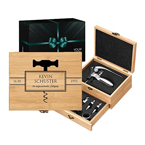 Maverton Weinöffner-Set personalisiert Weinset Sommelier Set - Geschenkbox Holzbox + 8er Weinzubehörset - aus Bambus - Braun - Geschenk zum Geburtstag für Männer - Ein ausgezeichneter Jahrgang von Maverton