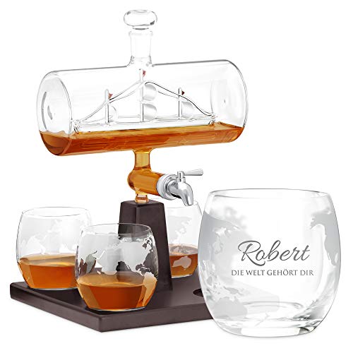 Maverton Whisky Karaffe mit Gravur - Schiff mit Edelstahl-Wasserhahn, 1000 ml - 4er Whiskygläser Set - Whisky Dekanter - Die Welt gehört Dir von Maverton