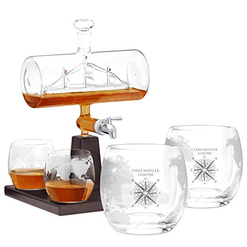 Maverton Whisky Karaffe mit Gravur - Schiff mit Edelstahl-Wasserhahn, 1000 ml - 4er Whiskygläser Set - Whisky Dekanter - Kompass für Paar von Maverton