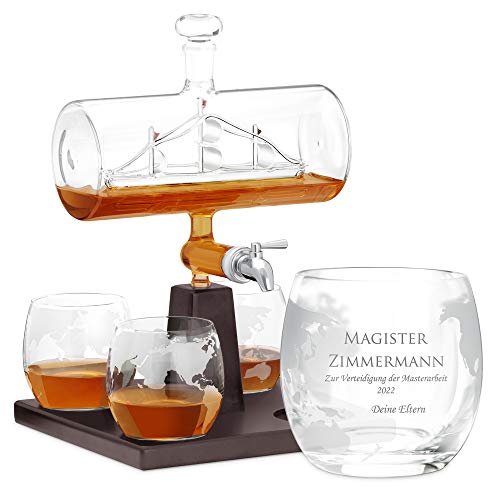 Maverton Whisky Karaffe mit Gravur - Schiff mit Edelstahl-Wasserhahn, 1000 ml - 4er Whiskygläser Set - Whisky Dekanter - Magister von Maverton