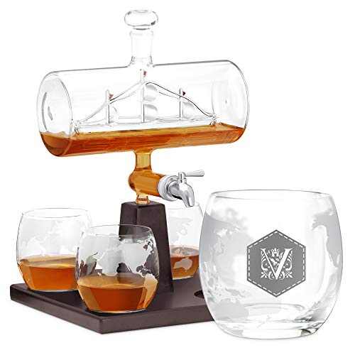 Maverton Whisky Karaffe mit Gravur - Schiff mit Edelstahl-Wasserhahn, 1000 ml - 4er Whiskygläser Set - Whisky Dekanter - Monogramm 4 von Maverton