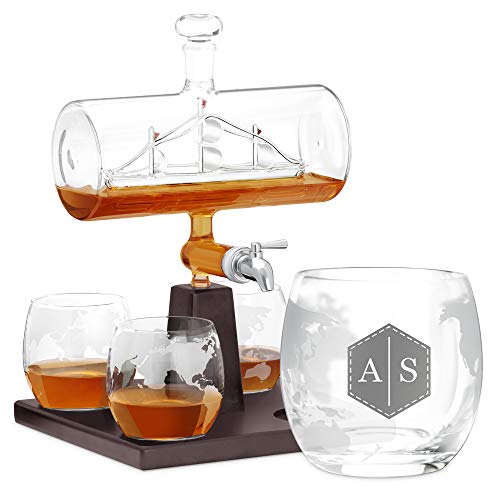 Maverton Whisky Karaffe mit Gravur - Schiff mit Edelstahl-Wasserhahn, 1000 ml - 4er Whiskygläser Set - Whisky Dekanter - Monogramm 5 von Maverton