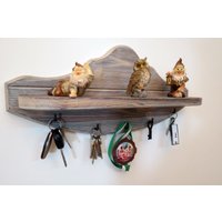Hängendes Rustikales Regal Wand Holz Schlüsselhalter Rustikales Floating Bauernregal Rustik Dekoratives Wandregal Schlüsselregal von MusaWood