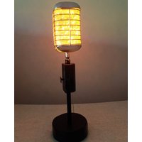 Retro Mikrofon Akzentlampe Led Tischleuchte Im Vintage Style von MusicCityMics