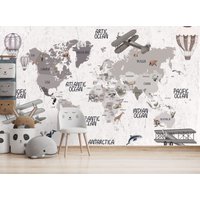 Kinderkarte Tapete Kleine Tiere, Kinderzimmer Weltkarte, Fototapete Vliestapete, Personalisierbar von MusselinDream