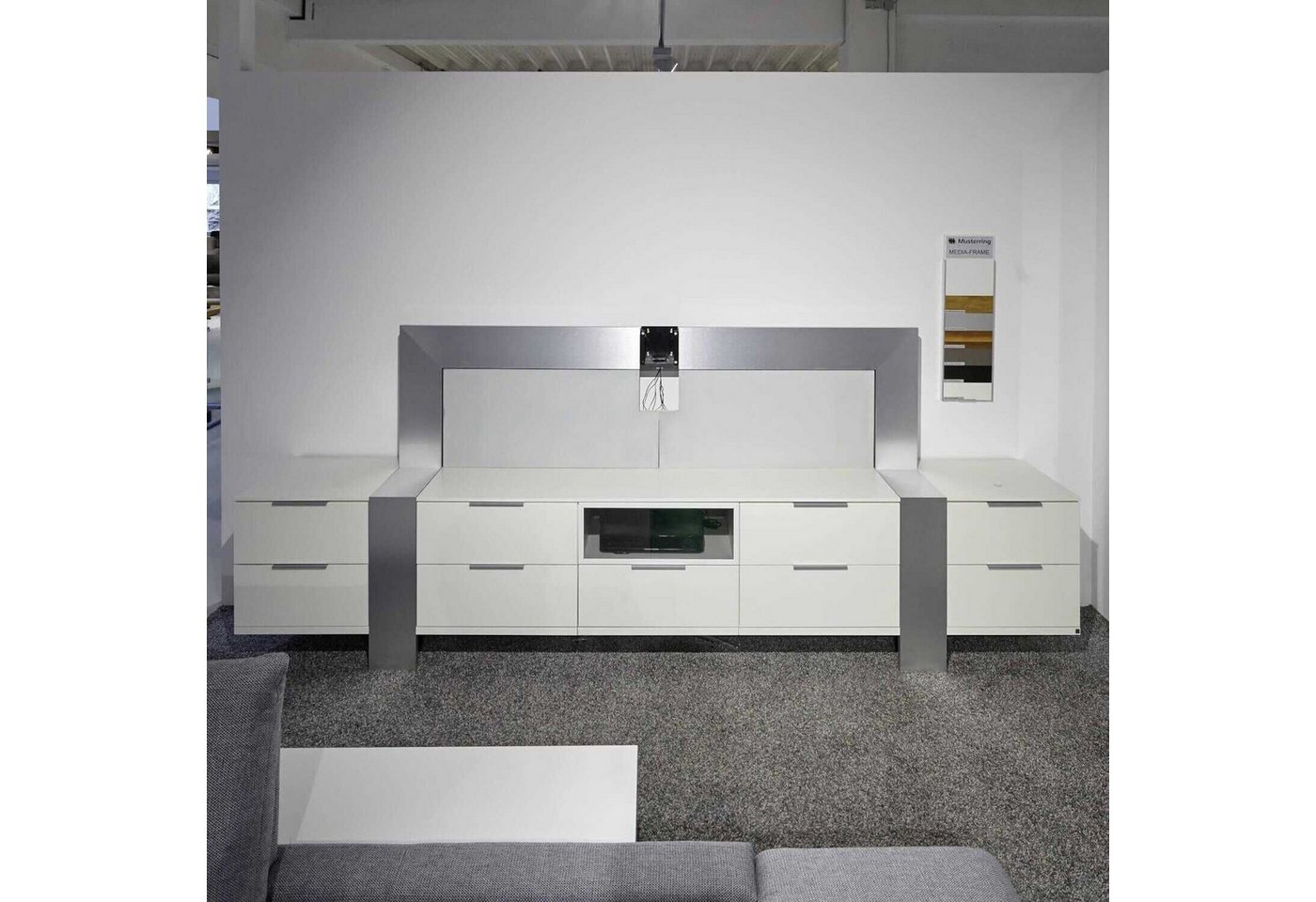 Musterring Anbauschrank TV-Board MR Media Frame Lack Weiß Aluminium Gebürstet Musterring Anbauschrank TV-Board MR Media Frame Lack Weiß Aluminium Gebürstet von Musterring