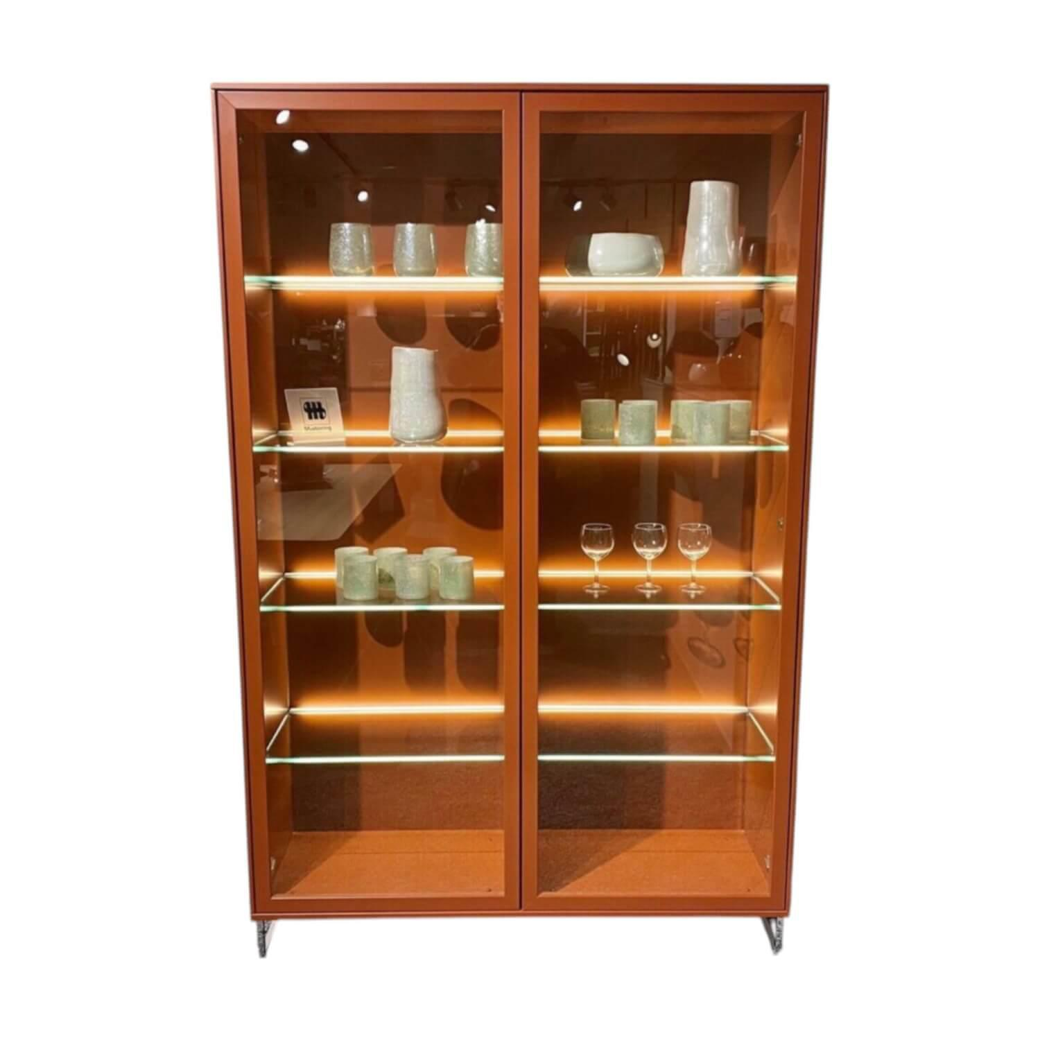 Vitrine Kara Frame Lack Hocglanz Ziegelrot Orange Kufen Edelstahloptik Mit Beleu... Vitrine Kara Frame Lack Hocglanz Ziegelrot Orange Kufen Edelstahloptik Mit Beleu... von Musterring