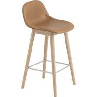 Muuto -  Fiber Barhocker mit Rückenlehne Holzgestell Leder Silk Leather Cognac Oak von Muuto