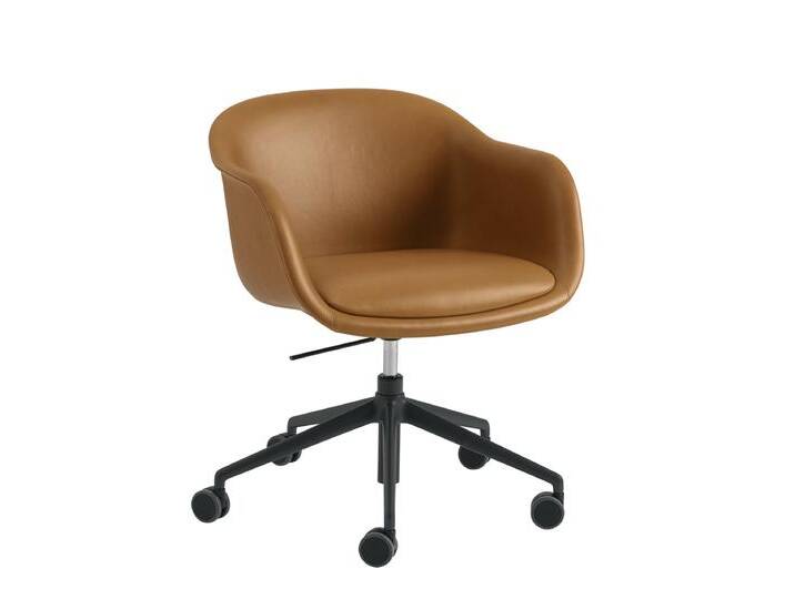 Muuto Fiber Conference Armchair, swivel base mit Rollen, refine leder cognac / schwarz Muuto Fiber Conference Armchair, swivel base mit Rollen, refine leder cognac / schwarz von Muuto