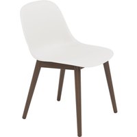 Muuto - Fiber Side Chair Wood Base, Eiche dunkel gebeizt / weiß recycled von Muuto