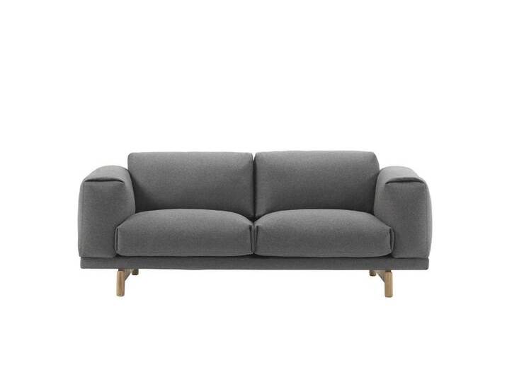Muuto Rest Sofa 2-Sitzer, wooly 1042 / eiche natur Muuto Rest Sofa 2-Sitzer, wooly 1042 / eiche natur von Muuto