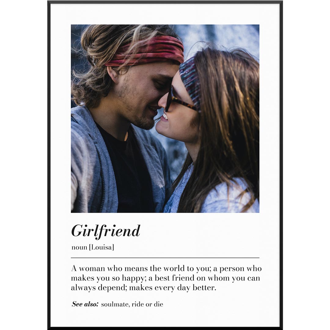 Personalisiertes Fotoposter "Fotoposter Definition Girlfriend" | Geschenk für Freundin | besonderes Geschenk, 40 x 60 cm von My Fam Poster I Individuelle Familienposter