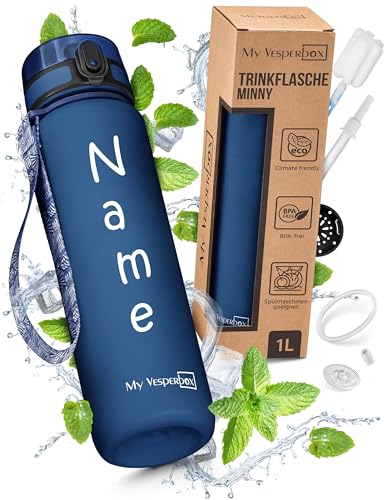 My Vesperbox – Minny - Kinder Trinkflasche - Personalisiert mit deinem Name – 500,750, 1000ml ink. Strohhalm oder Sieb - BPA frei - für Kindergarten, Schule, Sport, Freizeit (Dunkelblau 1000 ml) von My Vesperbox