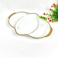 Schöne Vintage 3-Teilige Ofen Fire King Relish Dish Oval Milchglas Gold Perlenrand Servierplatte Weiß Und My40Yearcollection von My40YearCollection