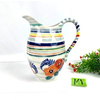 Schöne Vintage Handbemalte Fabrique En Chine Krug Rot Orange Mohnblumen Streifen Sommer Boho Dekor My40Yearcollection von My40YearCollection