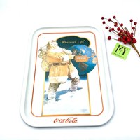 Vintage Cola Marke Tablett "Wherever I Go" Coca Metall Weißes 1943 Cut Out Santa Von Haddon Sundblom Coke Sammlerstück My40Yearcollection von My40YearCollection