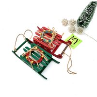 Vintage Handgemachte Weihnachtsschlitten-Verzierungen Rot U. Grün Hölzernes Dekor von My40YearCollection