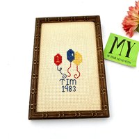 Vintage Handgemachter Gerahmter Kreuzstich Tim 1983 Brauner Rahmen Rot Blau Gelb Ballon Kinderzimmer Nostalgie Geschenk Wohnkultur My40Yearcollection von My40YearCollection