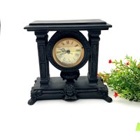 Vintage Howard Miller Uhrenfuß Schwarze Kaminuhr Aus Holz Mit Cherub Detail von My40YearCollection