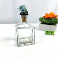 Vintage Klare Glaswürfelflasche Mit Upcycled Blue Flower Cork My40Yearcollection von My40YearCollection