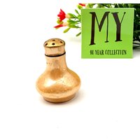 Vintage Miniatur Lusterware Handbemalte Pfirsich Gold Irisierende Salz Oder Pfefferstreuer Nur Winzige Glänzende Korallen Tonstreuer von My40YearCollection