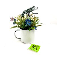 Vintage Upcycled Blumengesteck Rustikale Weiße Emaille Tasse Lila Blaue Blumen Grüne Metall Heuschrecke My40Yearcollection von My40YearCollection