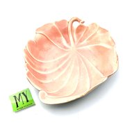 Wunderschöne Mid Century Harold Johnson Keramik Blatt Platte Tischdekoration Lachsfarbe Shabby Chic Dekor Geknipst My40Yearcollection von My40YearCollection