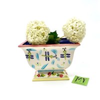Wunderschöner Art Potter Footed Planter Handbemalter Libellen-Blumentopf Blau Rosa Grün Gelb Shabby Chic-Dekor My40Yearcollection von My40YearCollection