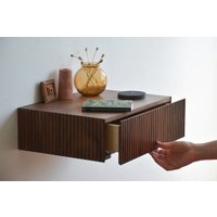 Vielseitig Geriffeltes Schwebendes Nachtkästchen - Nussbaum von MyBetterShelf