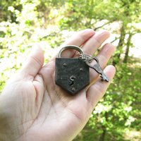 Altes Vorhängeschloss Mit Schlüssel Rustikale Scheune Altes Vorhängeschloss Mit Schlüssel Rustikale Scheune von MyBootSale