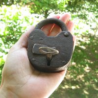 Altes Vorhängeschloss Mit Schlüssel Rustikale Scheune Altes Vorhängeschloss Mit Schlüssel Rustikale Scheune von MyBootSale