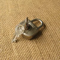 Altes Vorhängeschloss Mit Schlüssel von MyBootSale