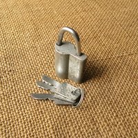 Kleines Antikes Vorhängeschloss Mit Schlüsseln Rustikales Hochzeit Liebesschloss von MyBootSale