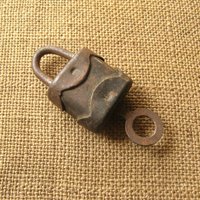 Kleines Antikes Vorhängeschloss Rustikales Liebesschloss Aus Metall Mit Schlüssel Kleines Antikes Vorhängeschloss Rustikales Liebesschloss Aus Metall Mit Schlüssel von MyBootSale