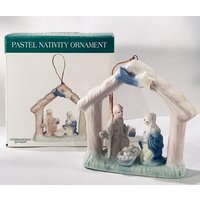 Weihnachten 2025 Kommt - Neue Keramik Pastell Weihnachtskrippe Hängende Verzierung in Box Verschenkbar von MyClassiCupboard