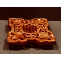 Reduziert - Vintage Handgeschnitzter Holzuntersetzer Oder Kerzenhalter Mit Blattmotiv Aus Holz Verschenkbar Reduziert - Vintage Handgeschnitzter Holzuntersetzer Oder Kerzenhalter Mit Blattmotiv Aus Holz Verschenkbar von MyClassiCupboard