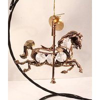 Weihnachten 2025 Steht Vor Der Tür - Swarovski Elements Und 24K Vergoldetes Karussell-Pferd Weihnachtsbaumschmuck Verschenkbar von MyClassiCupboard