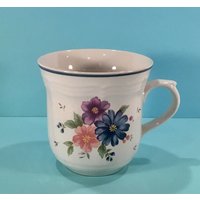 Zwei Steinzeug Keramik Tassen Mit Blumen Zwei Steinzeug Keramik Tassen Mit Blumen von MyClassiCupboard