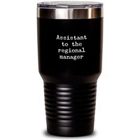 Der Büro-Tumbler "Assistant To The Regional Manager", Premium Stahl Becher/Reise-Becher - Dwight Schrute Zitat, Geschenk, Tv-Show von MyCreativeCommodity