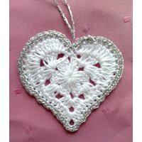 Gehäkelte Herzen Weiße Geschenkanhänger Mit Umrandung in Silber von MyCrochetings